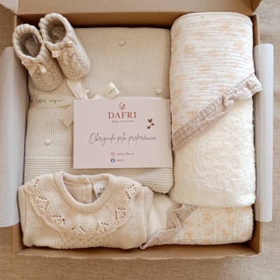Conjunto de roupa e acessórios para bebé em caixa de cartão