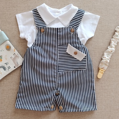 Conjunto de roupa de bebé com body branco e jardineira riscada azul e branca com botões