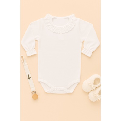 Body branco de bebé com gola frisada, chupeta com clip e sapatinhos de malha