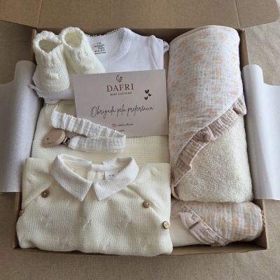 Conjunto de roupa de bebé branca e bege em caixa com cartão Dafri Baby Clothing