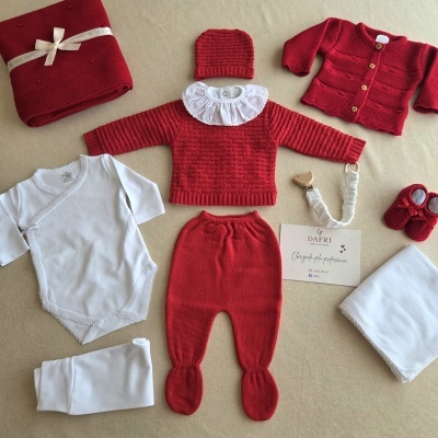 Conjunto de roupa de bebé em malha vermelha com body branco e manta, cartão DAFRI BABY CLOTHING.