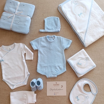 Conjunto de roupa e acessórios de bebé em branco e azul claro com bordados de pássaro