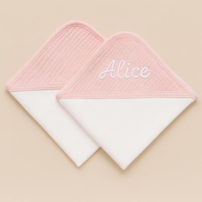 Dois panos de bebé rosa e branco com o nome Alice bordado