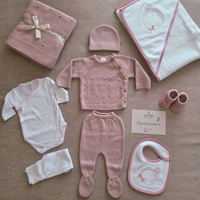 Roupa de bebé rosa e branca com body, casaco, calças, babete, gorro, botins e manta