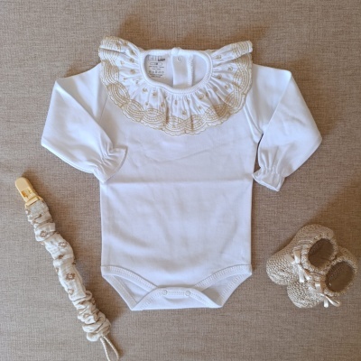 Conjunto de bebé branco com gola rendada e acessórios bege