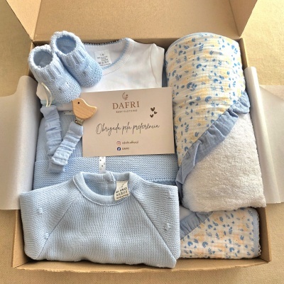 Conjunto de roupa de bebé azul claro com body, camisola, meias de malha, manta estampada e cartão DAFRI BABY CLOTHING