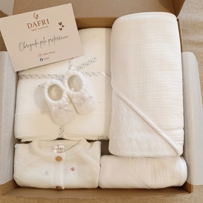 Conjunto de roupinha branca para bebé DAFRI numa caixa de cartão
