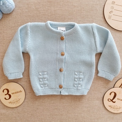 Casaco bebé azul claro em malha com botões de madeira