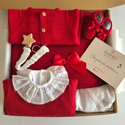 Conjunto de roupa de bebé com cardigan vermelho, babete branco detalhado, sapatinhos vermelhos e cartão da marca DAFRI