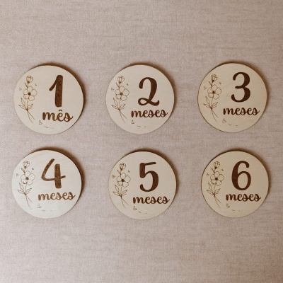 Seis placas redondas de madeira clara com números e palavras 