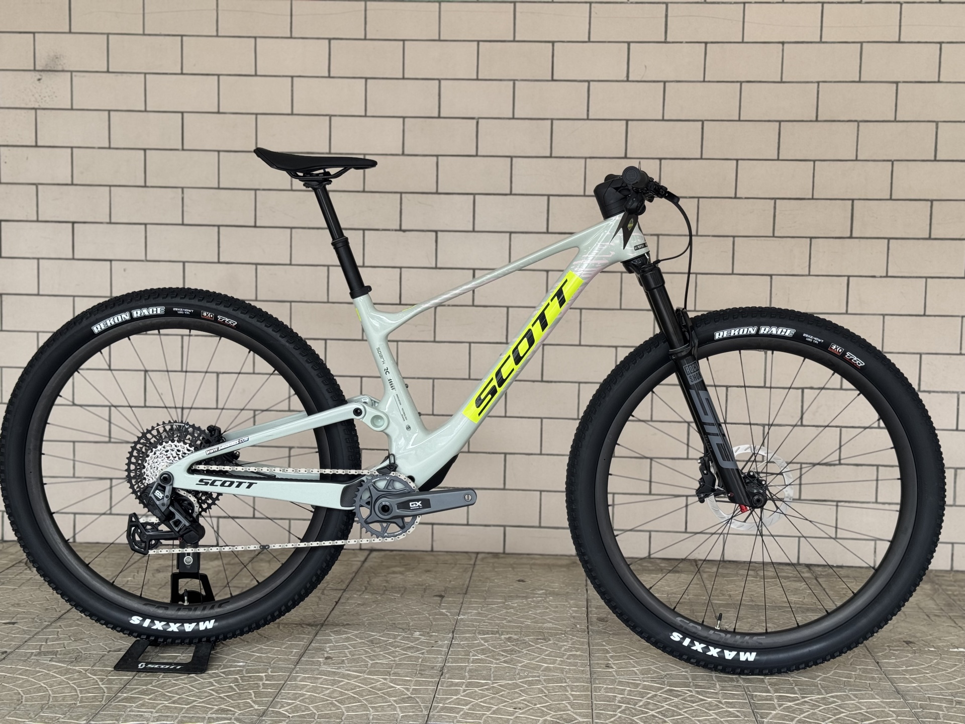 BICICLETA SCOTT SPARK RC TEAM ISSUE - BERYL GREEN Bicicleta de montanha SCOTT cinza e amarelo com suspensão e pneus Maxxis