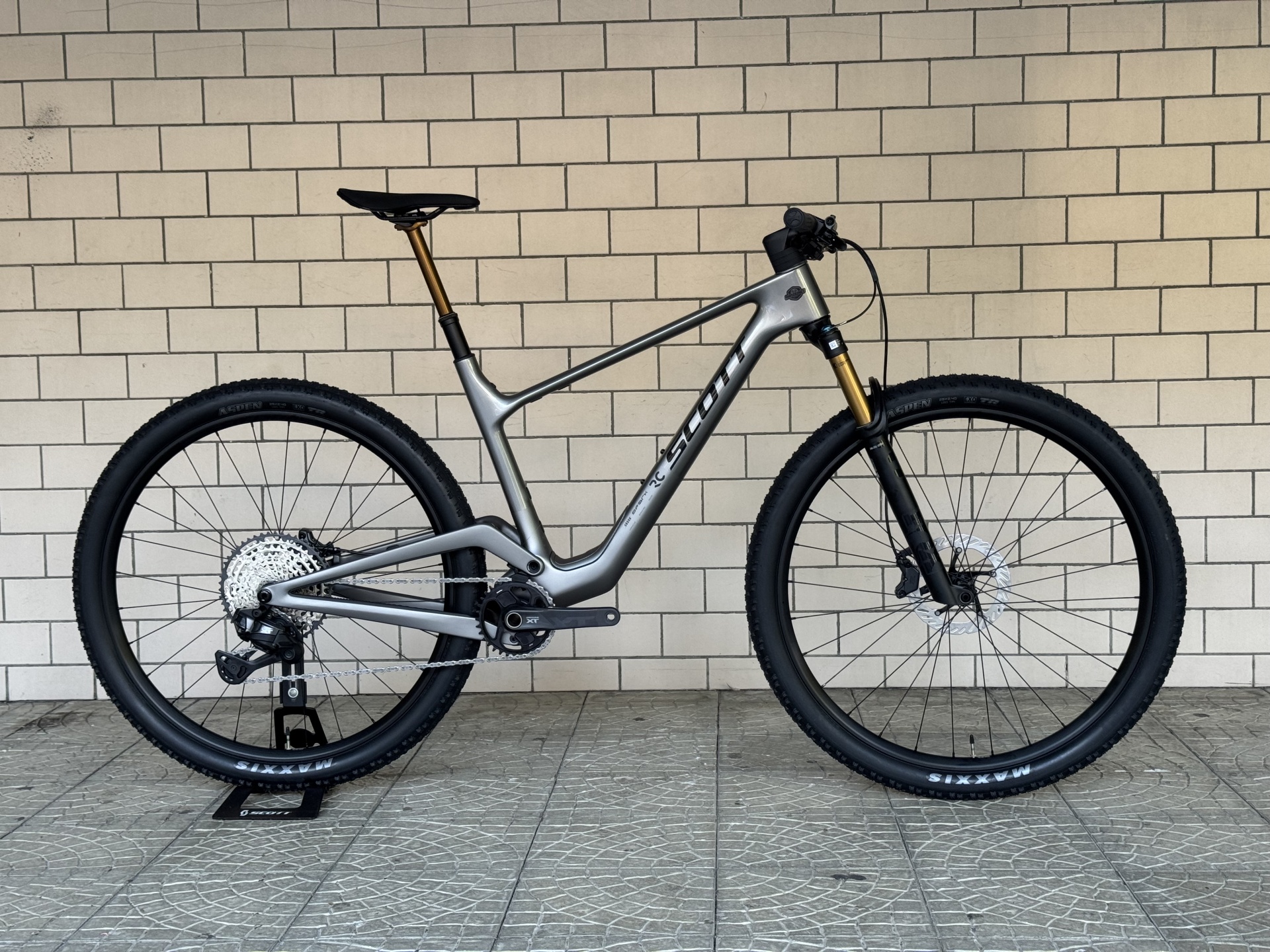 BICICLETA SCOTT SPARK RC EXPERT Bicicleta de montanha Scott cinza metálico com detalhes dourados e pneus Maxxis