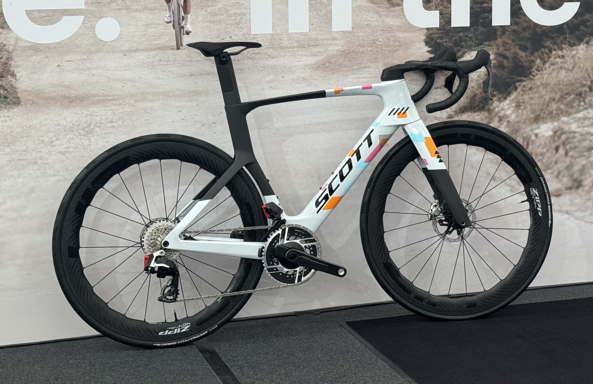 BICICLETA SCOTT FOIL RC TEAM REPLICA EQUIPA Bicicleta de estrada SCOTT preto e branca com rodas de carbono