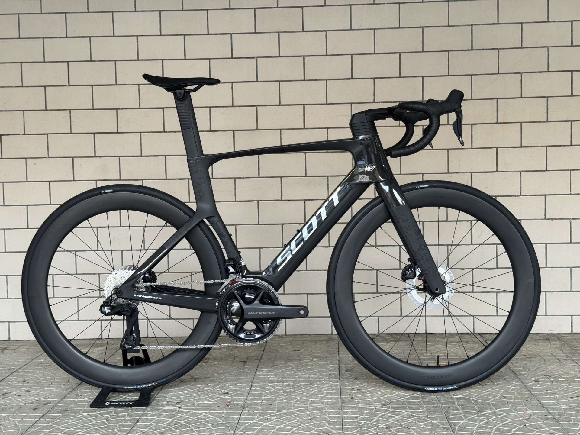 BICICLETA ESTRADA SCOTT FOIL RC 10 - 27 Bicicleta de estrada preta com rodas aerodinâmicas e pneus Schwalbe