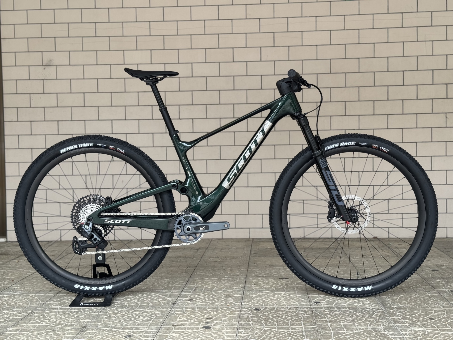BICICLETA SCOTT SPARK RC TEAM ISSUE - TWINKLE GREEN Bicicleta de montanha Scott preta e verde com pneus Maxxis e travões de disco