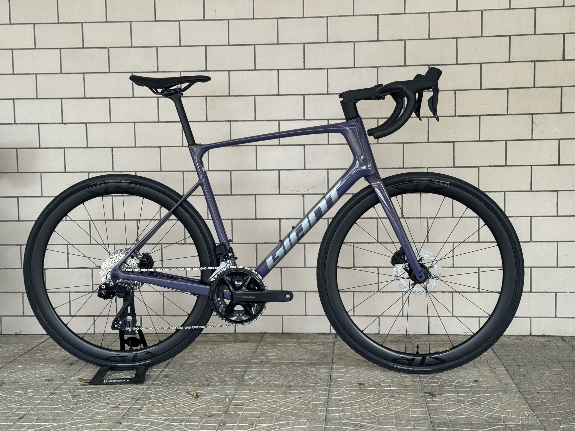 Bicicleta Estrada GIANT Defy Advanced 0 2026 - Semi-nova Bicicleta de estrada roxa metalizada com componentes pretos e pneus Continental.
