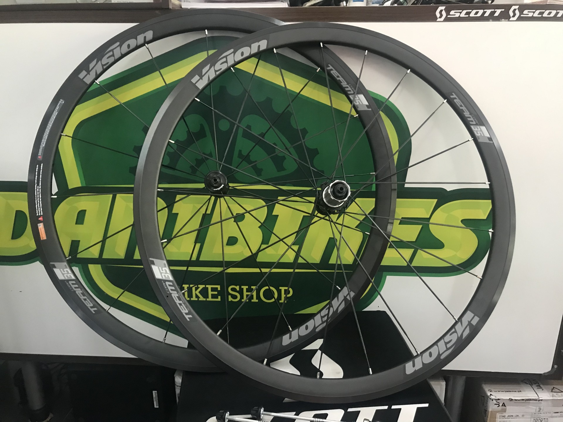 PAR DE RODAS ESTRADA VISION COMP TEAM 35 SL Rodas de bicicleta com aros cinzentos e raios pretos