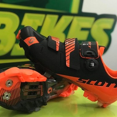 Sapatos de ciclismo SCOTT pretos e laranja com tiras ajustáveis e solas com cravos