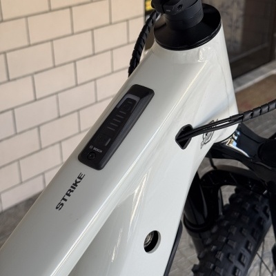 Quadro de bicicleta elétrica branca com display Bosch e texto STRIKE
