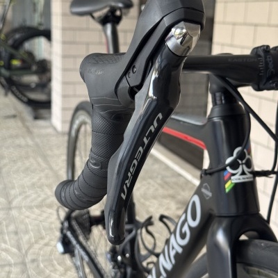 Bicicleta de estrada preta com guiador Shimano Ultegra e quadro Colnago