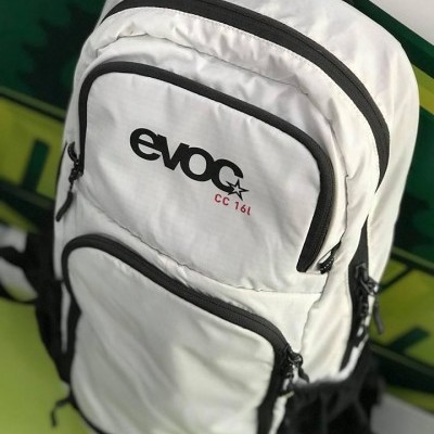 mochila branca evoc com múltiplos bolsos e zíperes