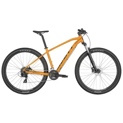 Bicicleta de montanha laranja e preta em fundo branco