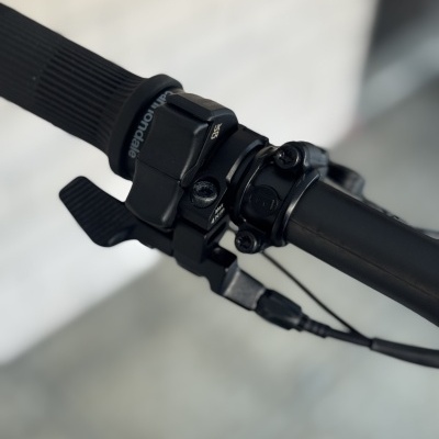 Punho esquerdo de bicicleta preto com manete e comando eletrônico