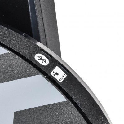 Superfície preta e cinza com etiquetas Bluetooth e ANT+