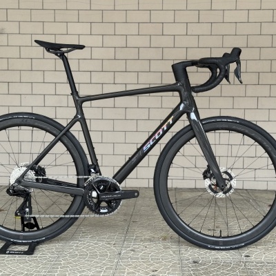 Bicicleta de estrada Scott preta com quadro de carbono e travões de disco