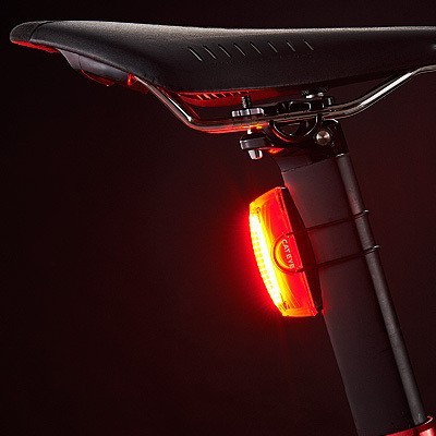 Saddle de bicicleta preto com luz traseira vermelha acesa
