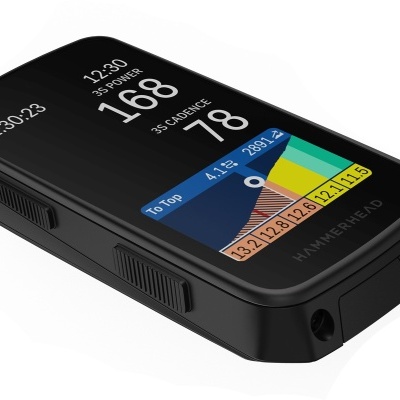 Computador de ciclismo preto com ecrã digital colorido mostrando dados