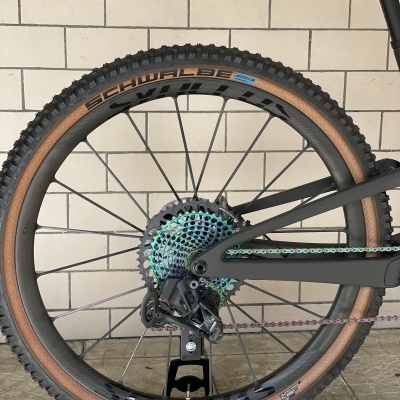 Roda traseira de bicicleta com pneu Schwalbe e cassete colorido