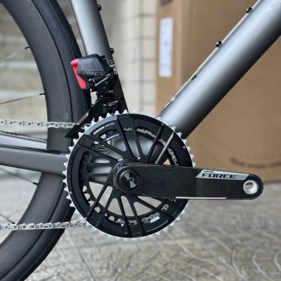 Pedaleiro e corrente de bicicleta de estrada cinza com roda preta e detalhes em preto e vermelho