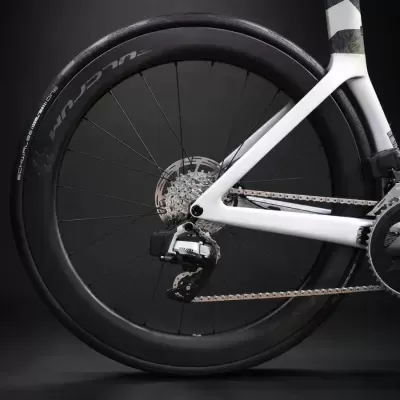Roda traseira de bicicleta de estrada com aro em carbono preto e estrutura branca e preta