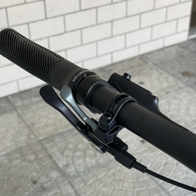 Punho de guiador e manete de travão de bicicleta preto com texto 'GRAN-VITIOS'