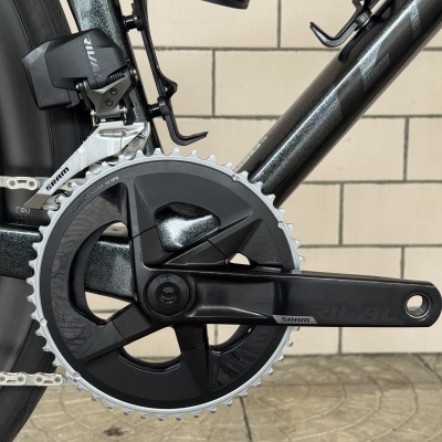 Pedaleira e corrente de bicicleta preta com componentes SRAM e quadro metálico escuro