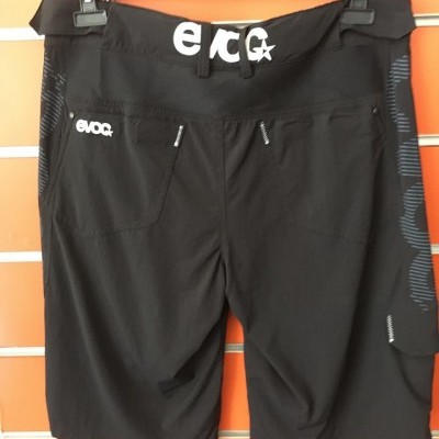 Calções desportivos pretos com bolsos e padrões cinzentos