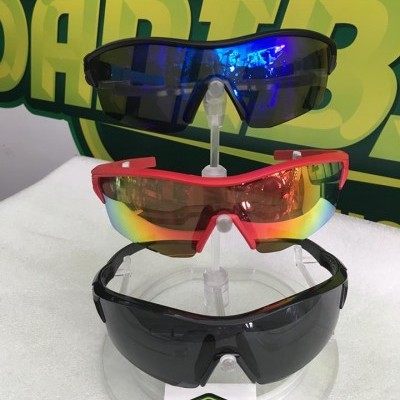 Três óculos desportivos coloridos em suporte transparente com logótipo DANIBIKES