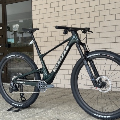 Bicicleta de montanha Scott preto com pneu Maxxis e travões de disco