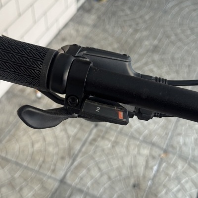 Punho de bicicleta preto com manete e seletor de velocidades