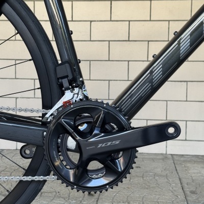 Quadro e sistema de pedais de bicicleta preta com componentes Shimano 105