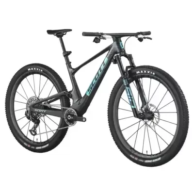 Bicicleta de montanha preta SCOTT com pneus MAXXIS em fundo branco