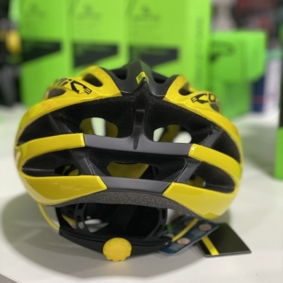 Capacete de bicicleta amarelo e preto com ventilação em superfície branca