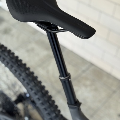 Selim de bicicleta preto com texto TORIMO e canote preto