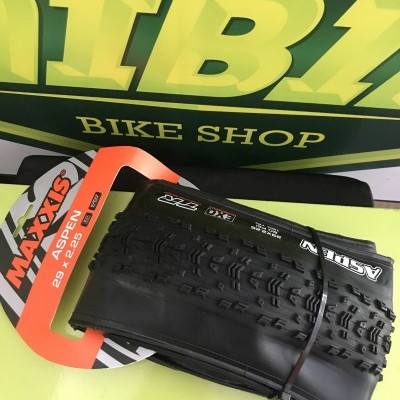Pneu Maxxis Aspen 29 x 2.25 preto com embalagem laranja e texto visível