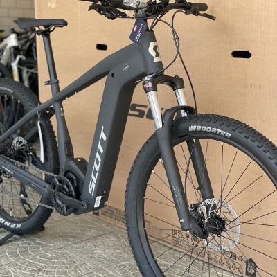 Bicicleta elétrica de montanha SCOTT preta fosca com suspensão e travões de disco