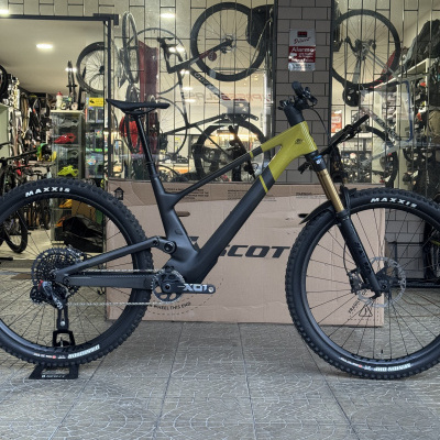 Bicicleta de montanha cinza e amarelo na loja Danibikes