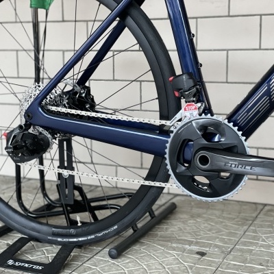 Quadro de bicicleta de estrada azul com componentes Shimano Dura-Ace em suporte preto