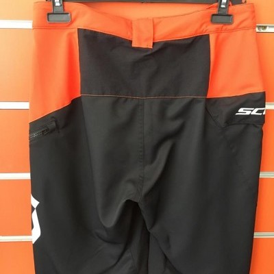 Calções desportivos preto e laranja com bolsos e logotipo SCOTT pendurados