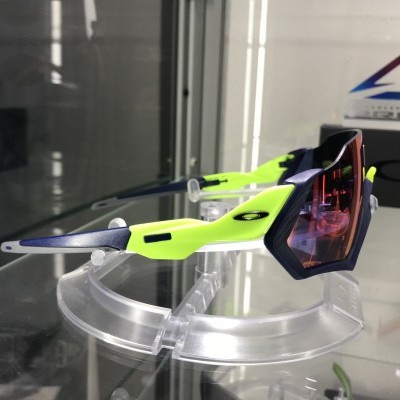 Óculos esportivos com lentes espelhadas e armação preta e amarela